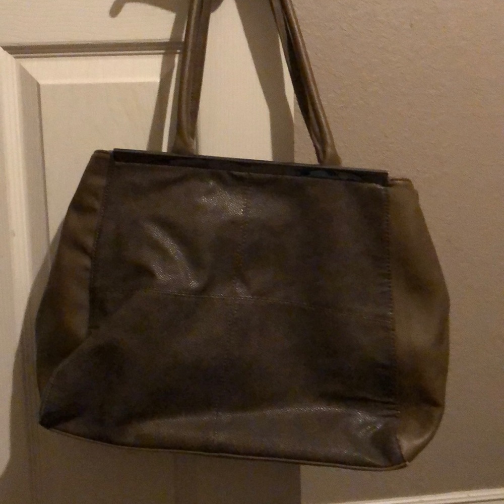 Slightly used shoulder bag.  Cute detail